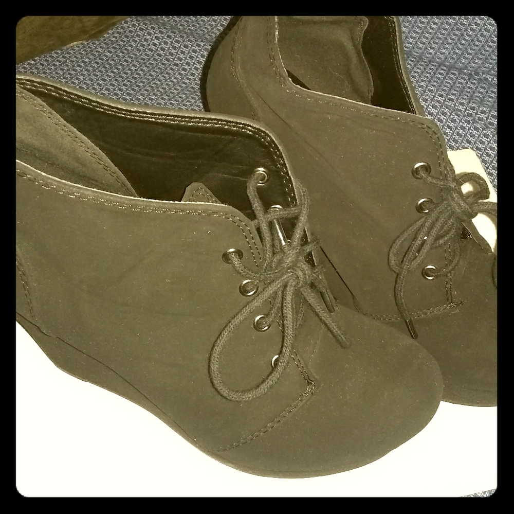 NWOT Soda wedge